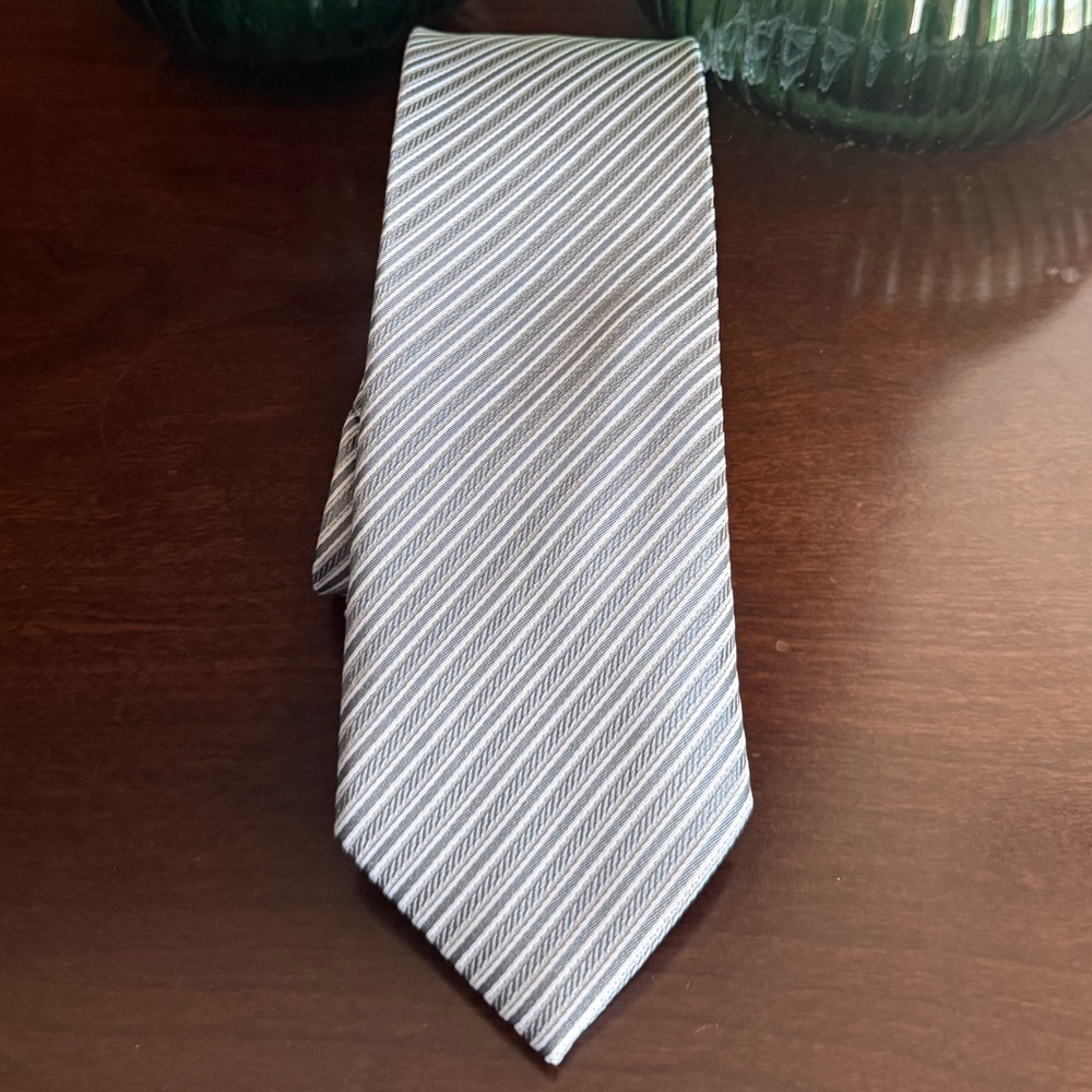 Sophisticated Striped Tie in Gray